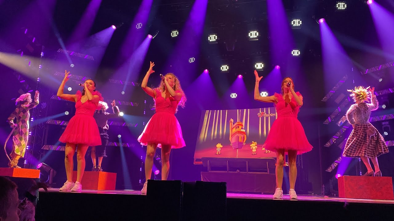 K3 medley sprookjesboek, toveren, de 3 biggetjes, Alice in wonderland vleugels show