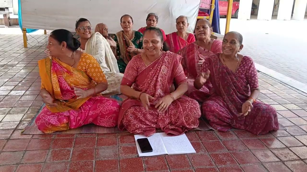 આ કિર્તન એકવાર સાંભળો હરી તારા નામની હેલી રે ચડી 👌🌹👌 પારુલ બેન ગોંડલીયા (લખેલુ છે)