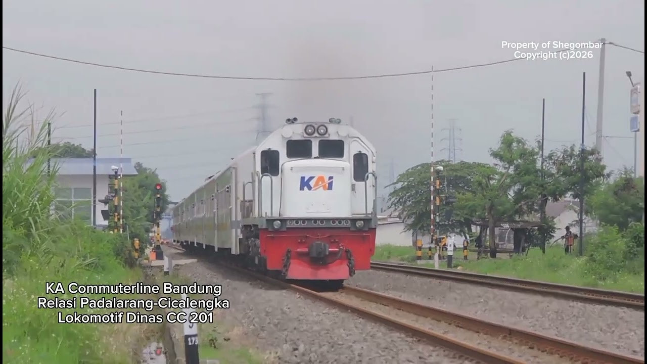 Aksi Masinis Ramah Menyapa sambil Kereta Api Ngebut di Lintasan 