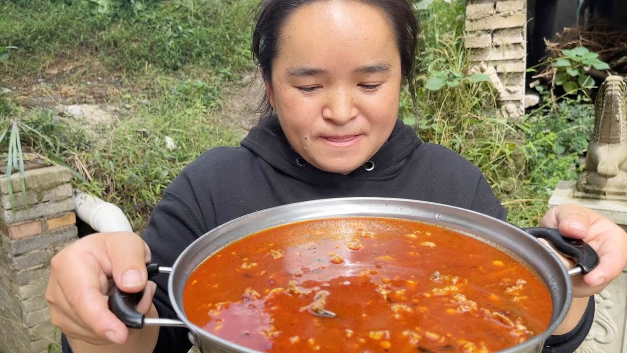 苗大姐烧余秋辣皮蛋，鸡蛋炒野葱，牛肉下地摊火锅，一个字爽