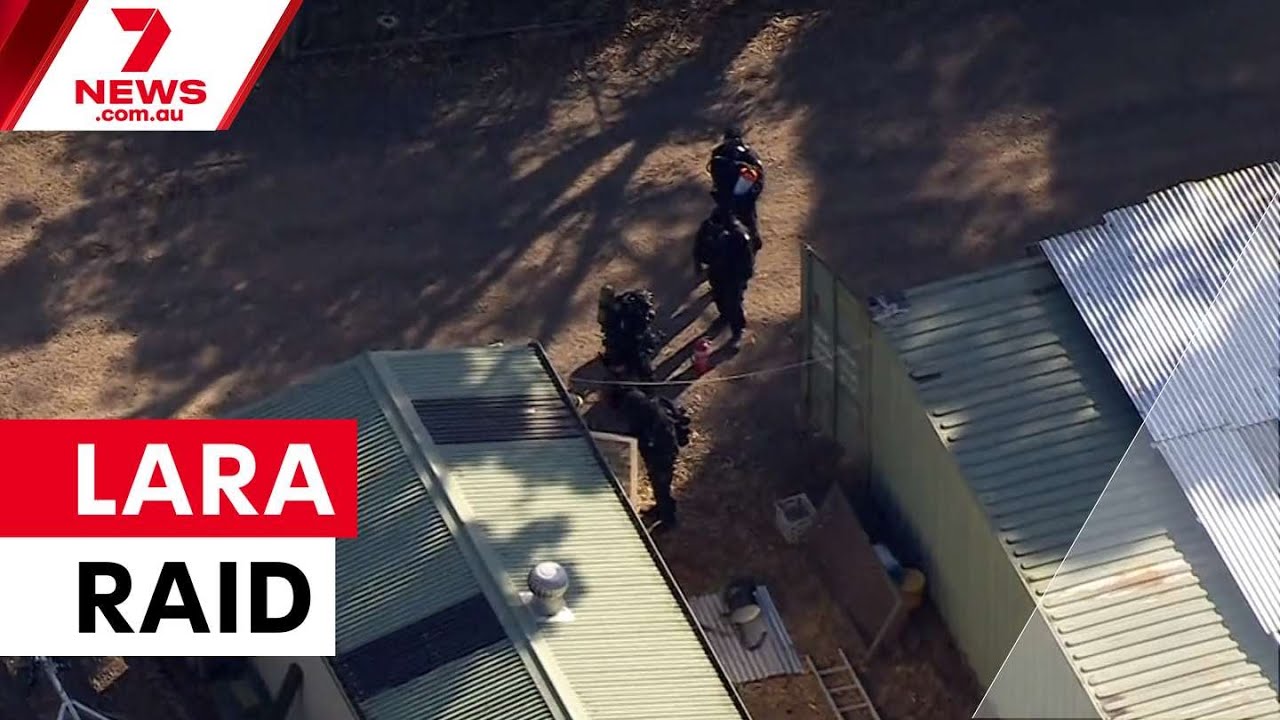 В Ларе проводится масштабная полицейская операция | 7NEWS