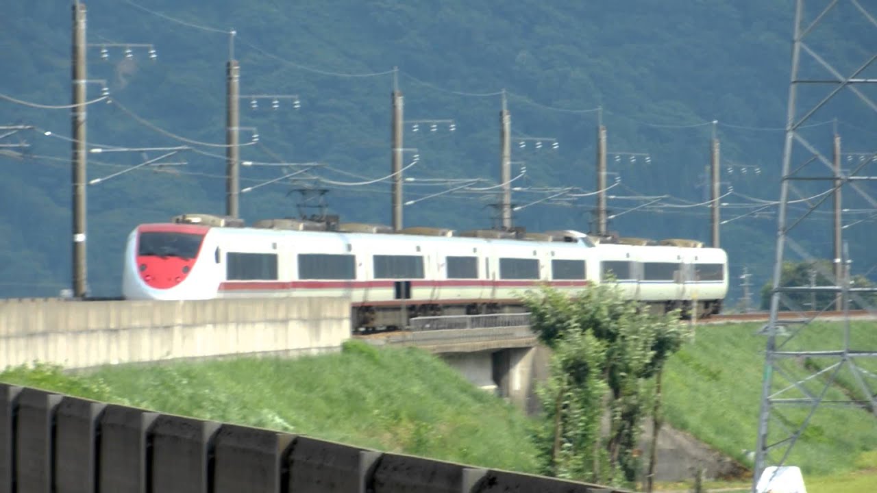 681系特急はくたか13号　魚沼丘陵駅通過