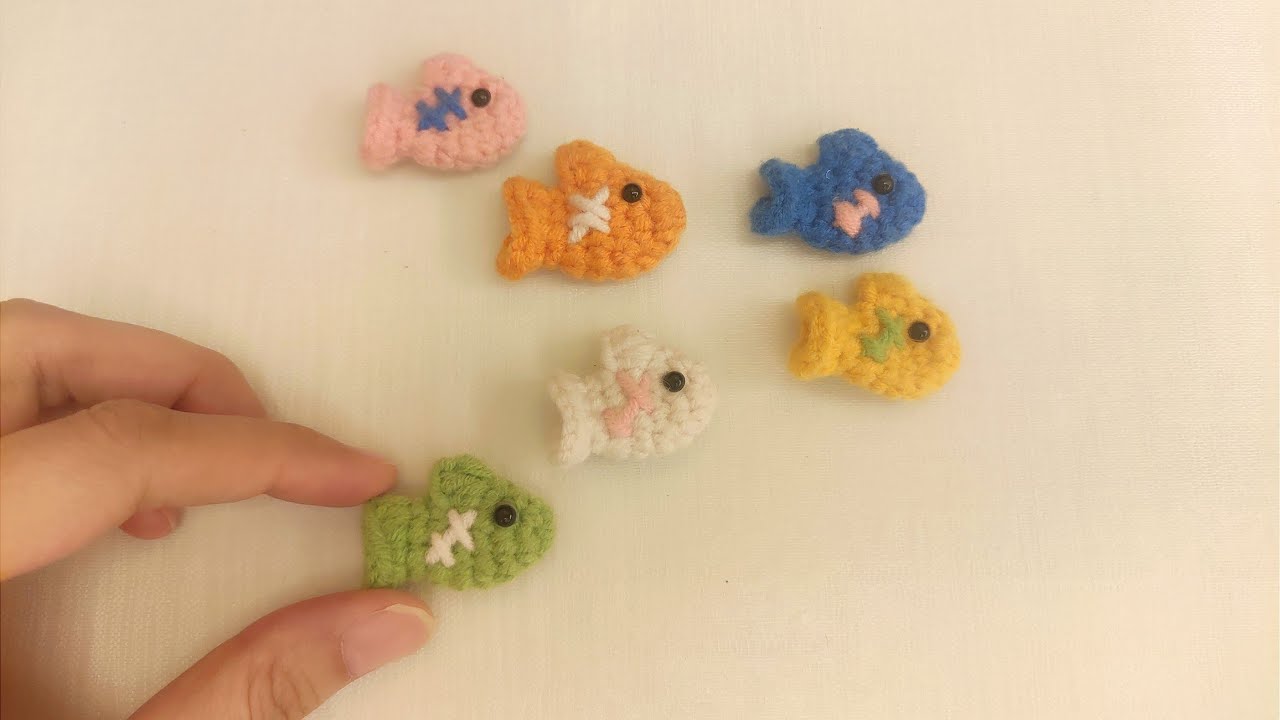 How to crochet a little fish| super easy tutorial for beginners | #crochet @rewindcrochet #amigurumi