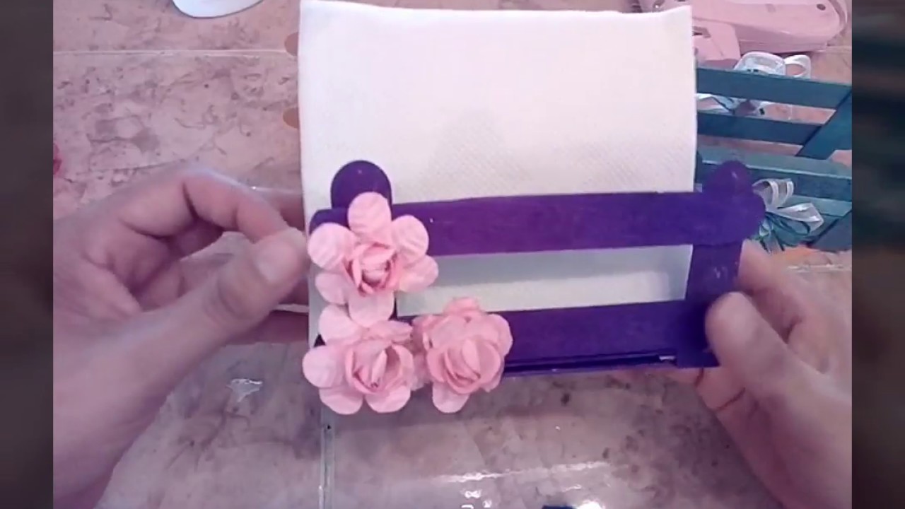 Servilletero con palitos de madera