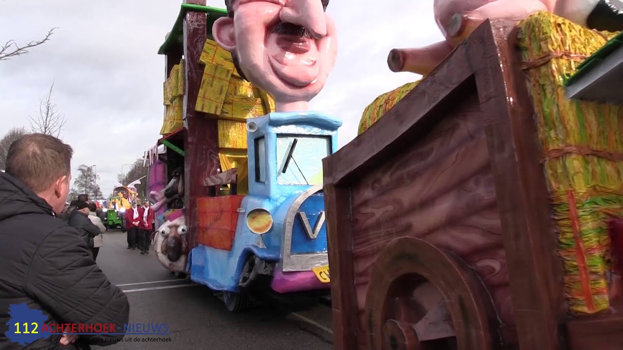 Verongelukt lid carnavalsvereniging geëerd tijdens optocht in Nieuw-Dijk