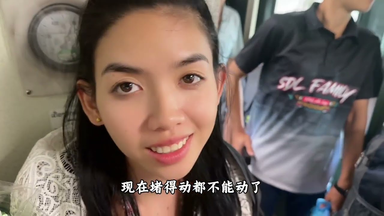 【阿樂和老撾媳婦阿欣】和外國媳婦帶一箱零食趕回中餐廳，中國零食被外國服務員洗劫一空，太受歡迎了！