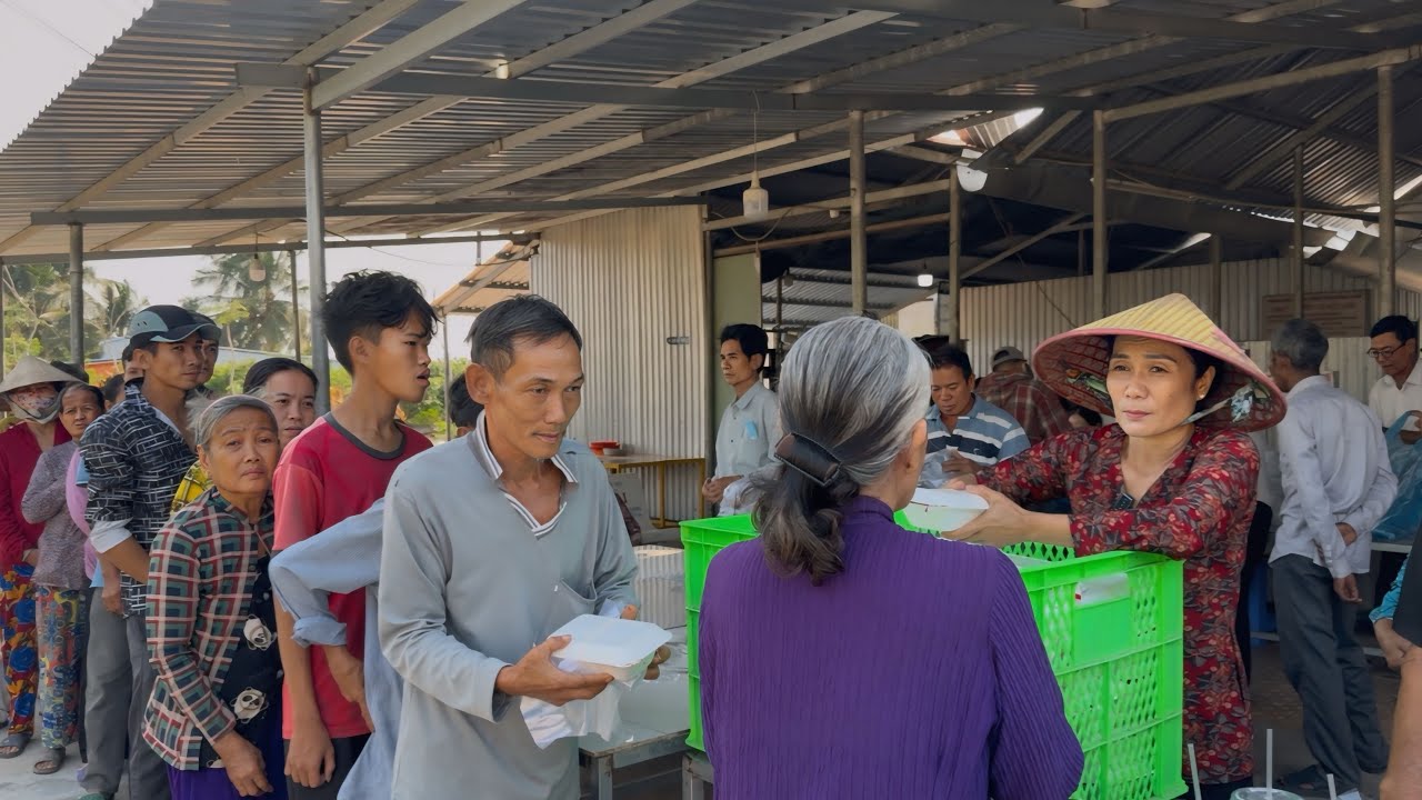 Bún bì chay tấm lòng của em Thiên Long gửi tặng bà con đến phòng thuốc nam | CLN