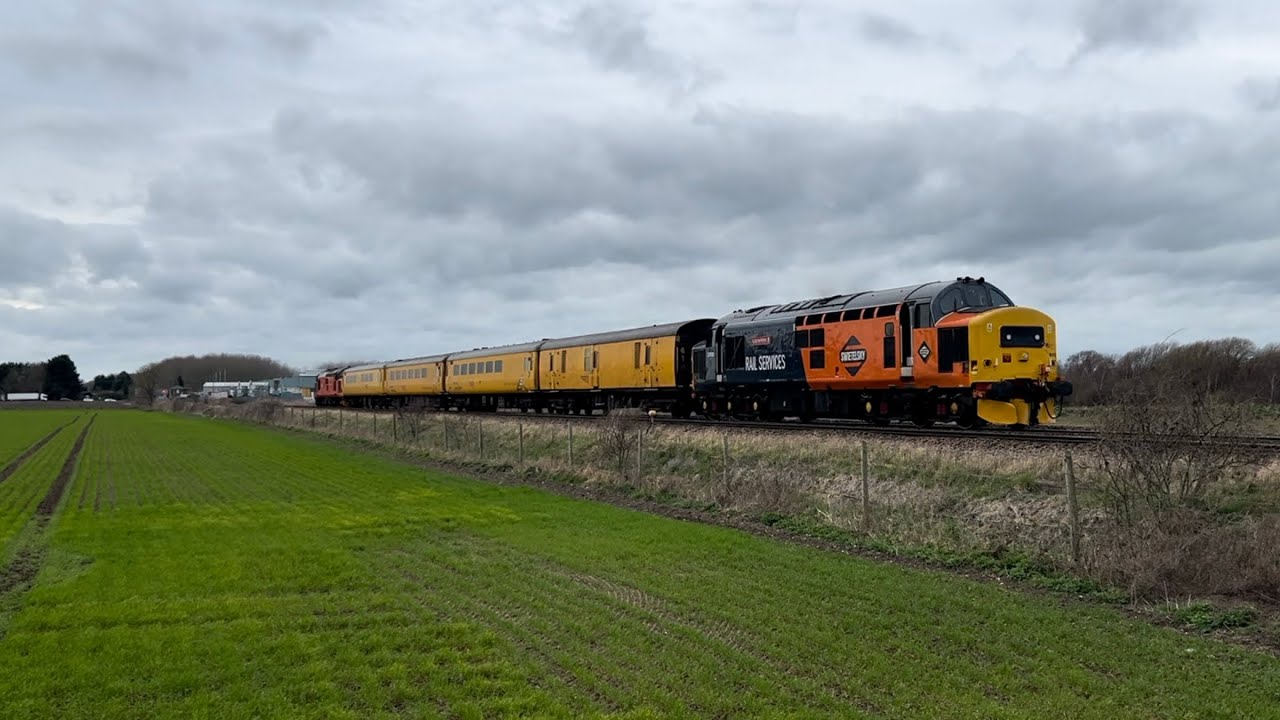 Swietelsky (HN Rail) 37419 rattles past a blustery Hiss Farm with 1Q94