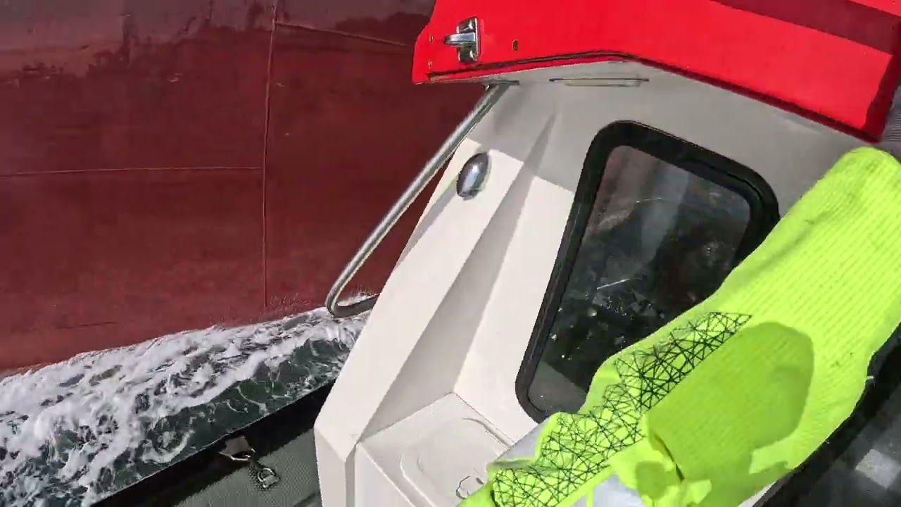 Piloti del porto di Livorno, imbarco del Comandante Stelio Lattero sulla nave petroliera 