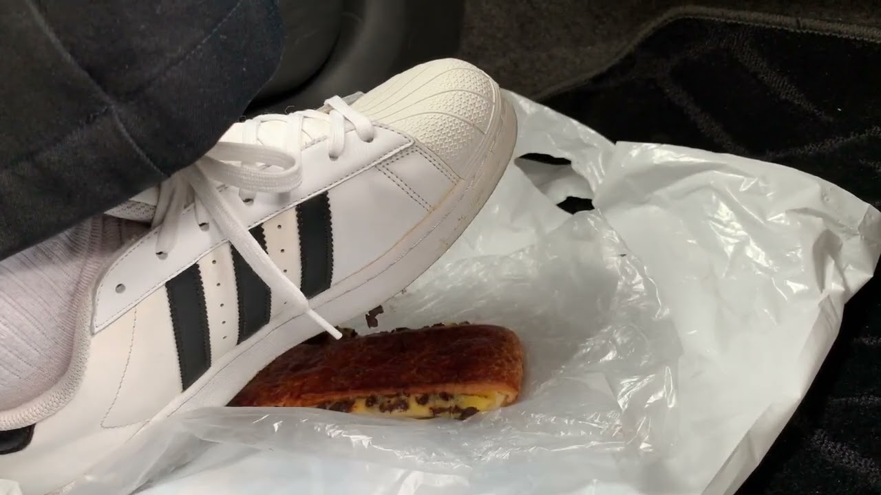 adidasスーパースターのスニーカーでパンを踏みつけ