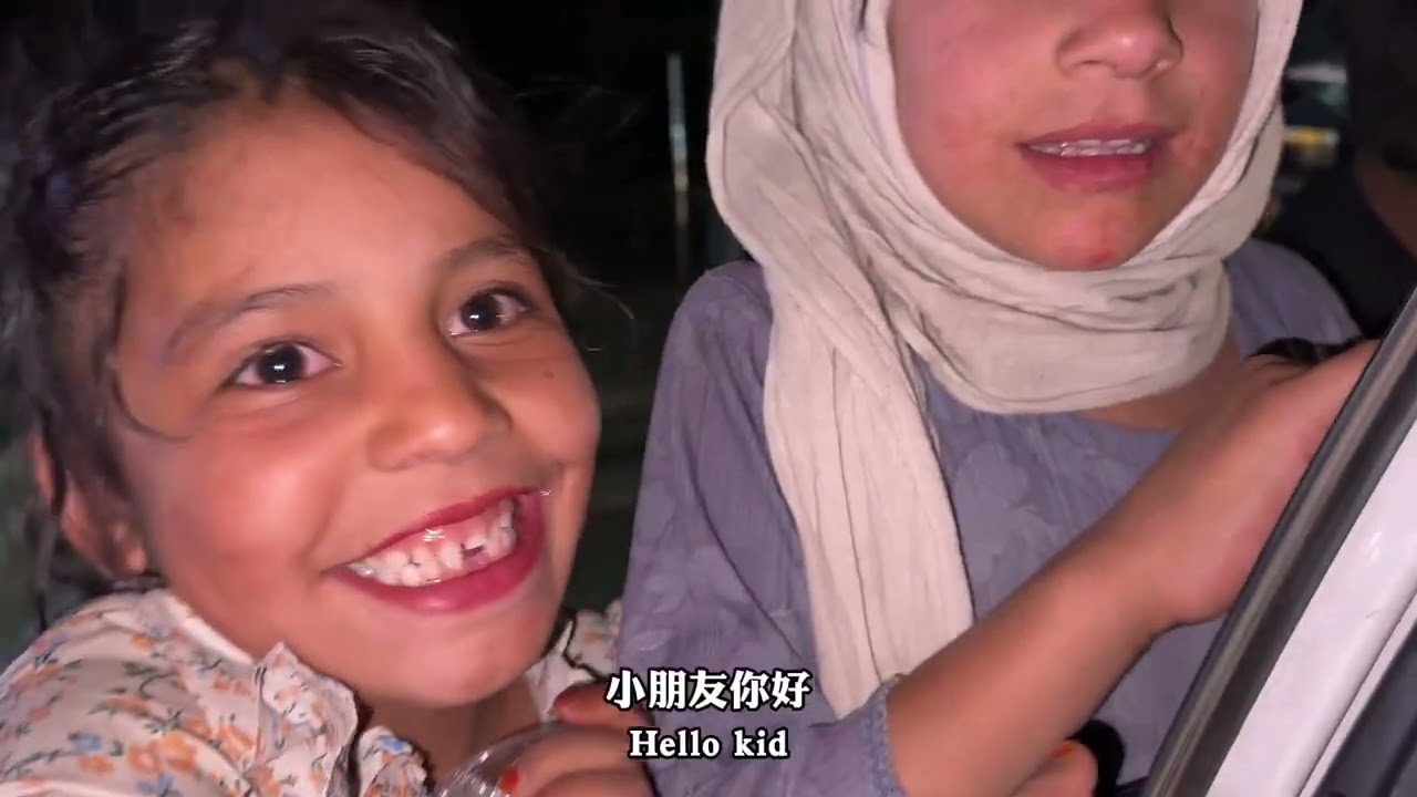 檢馕爲生!阿富汗小女孩深夜流浪街頭,中國小夥清空馕店,滿滿壹車馕相助瞬間被秒空