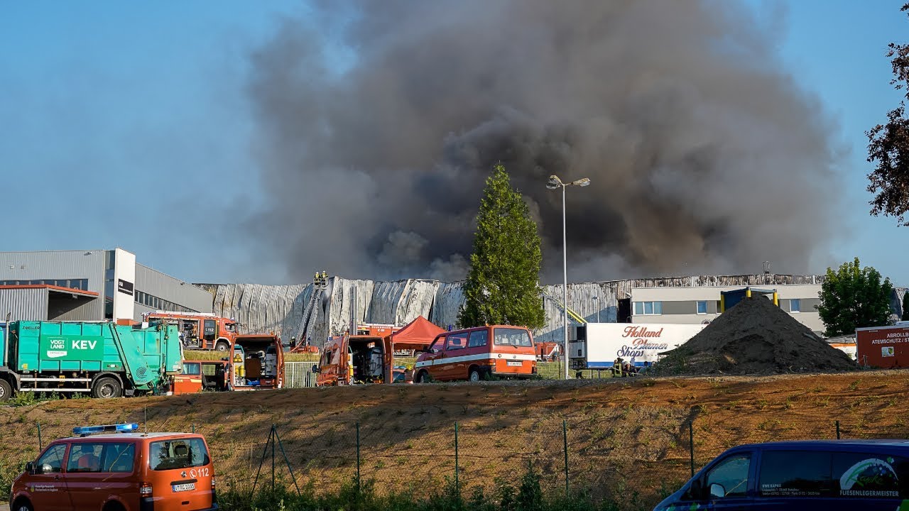 Großbrand zerstört Produktionshalle in Unterheinsdorf