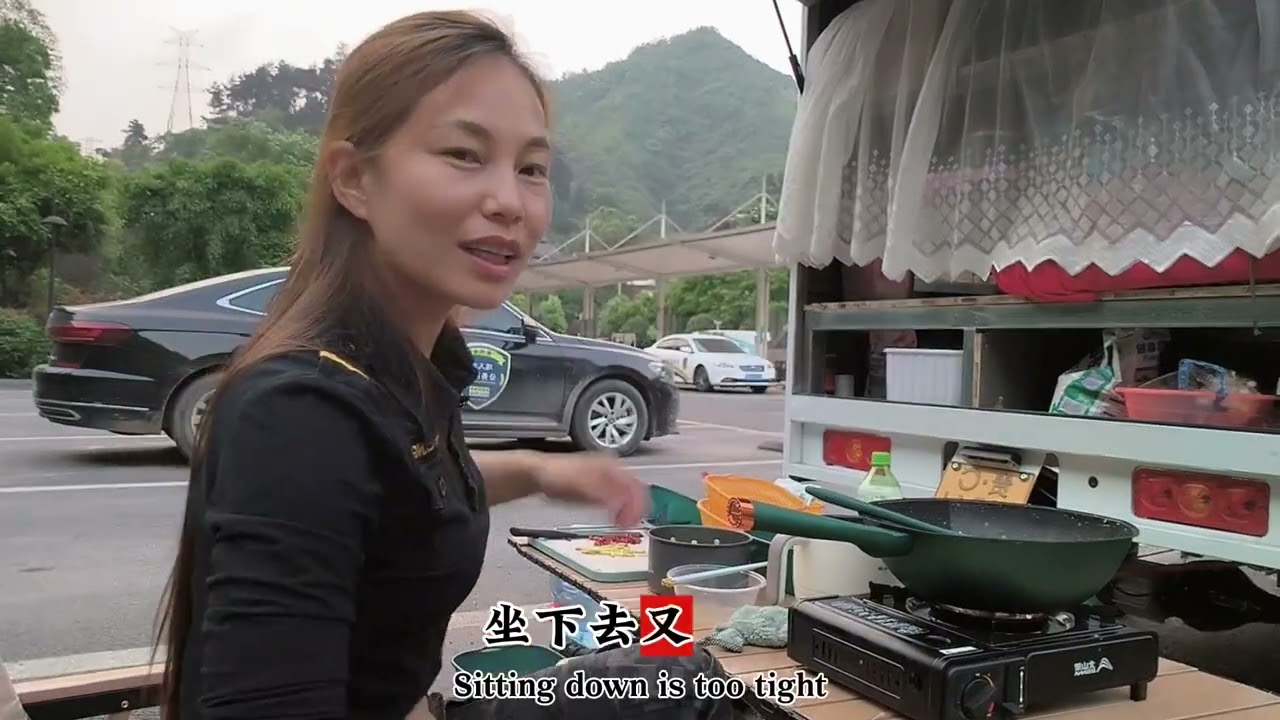 行程4小时到达茅台镇，临时找个停车场休息做饭，就为了给车充电