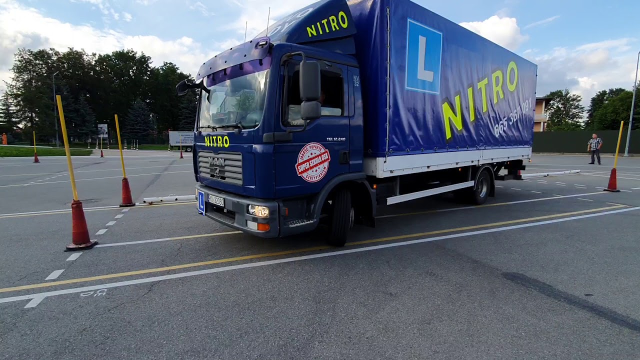 Parkowanie r&oacute;wnoległe, tzw. koperta plac WORD RZESZ&Oacute;W Ośrodek Szkolenia NITRO