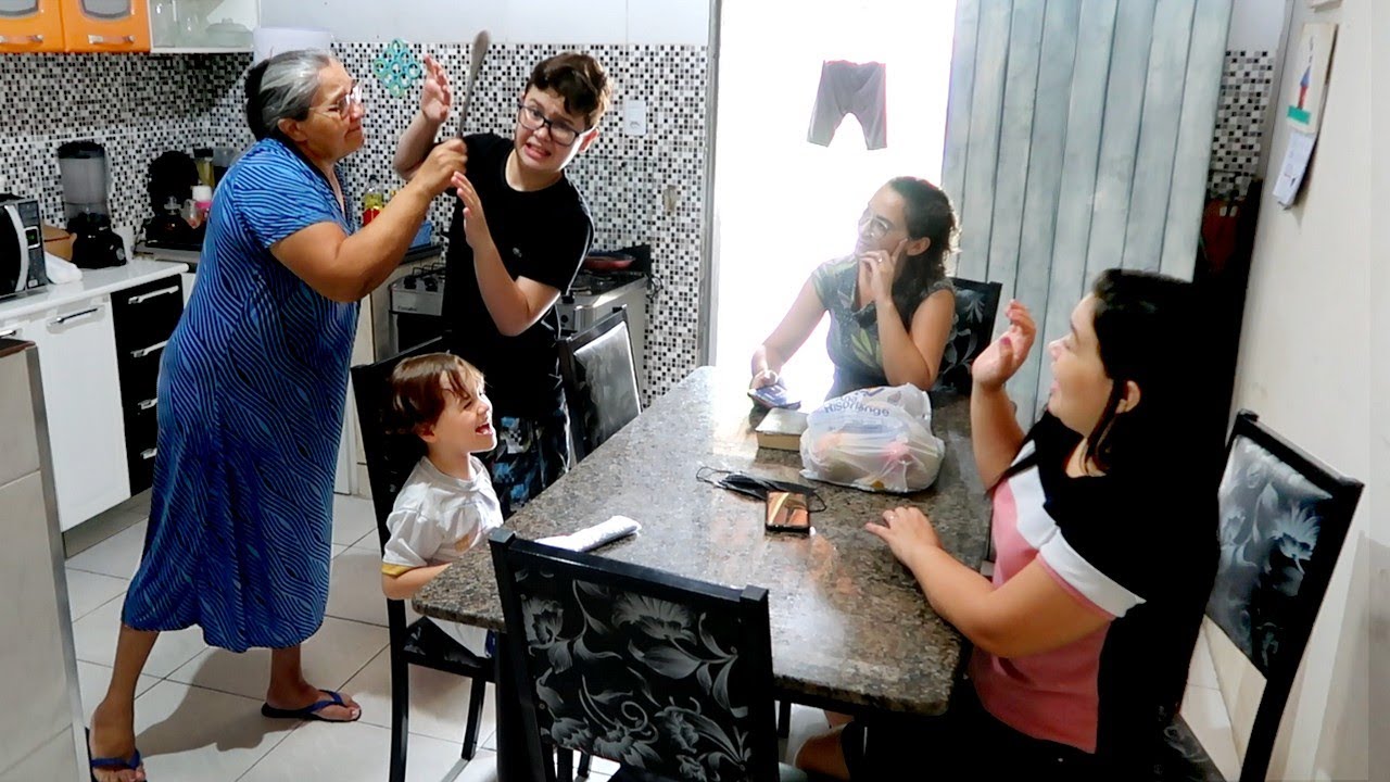 A DONA MAZE FICA BRAVA POR QUE O IGOR  FALTOU A AULA - Izia e Nildo Barroso