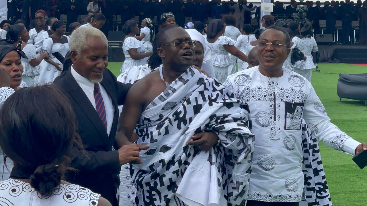 Zoomlion Boss выходит на танцпол на похоронах покойного отца #RIP💐Opanyin Samuel Agyepong