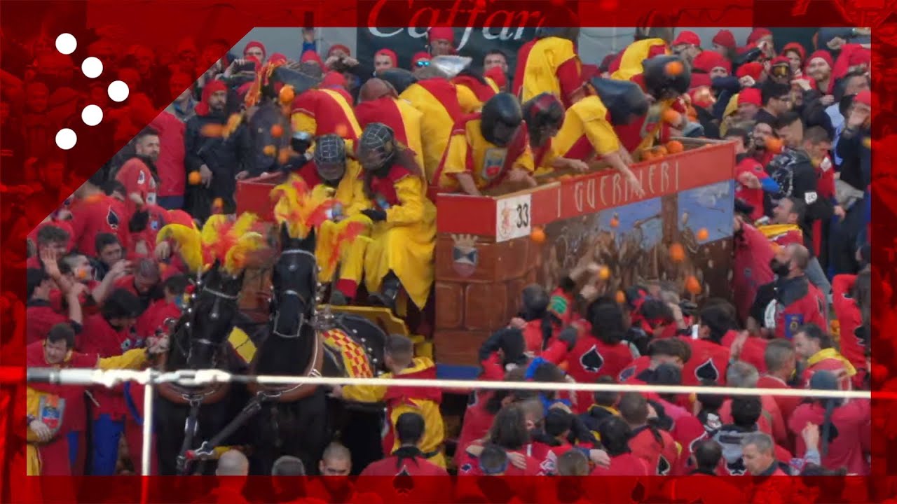 Carnevale d'Ivrea 2023, la Battaglia delle arance entra nel vivo in Piazza di Città