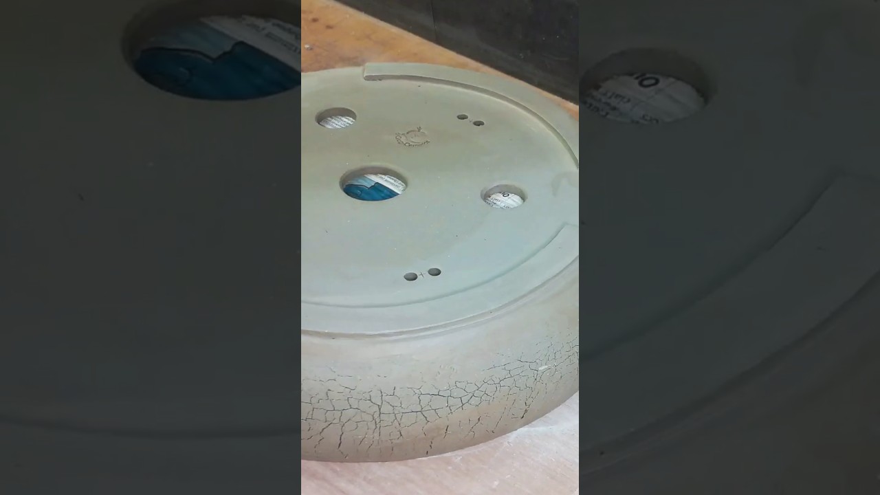 How to Make a Crackle Texture with Soda Silicate #Clay #Pottery - #tutorial #ceramic #handmade #slab