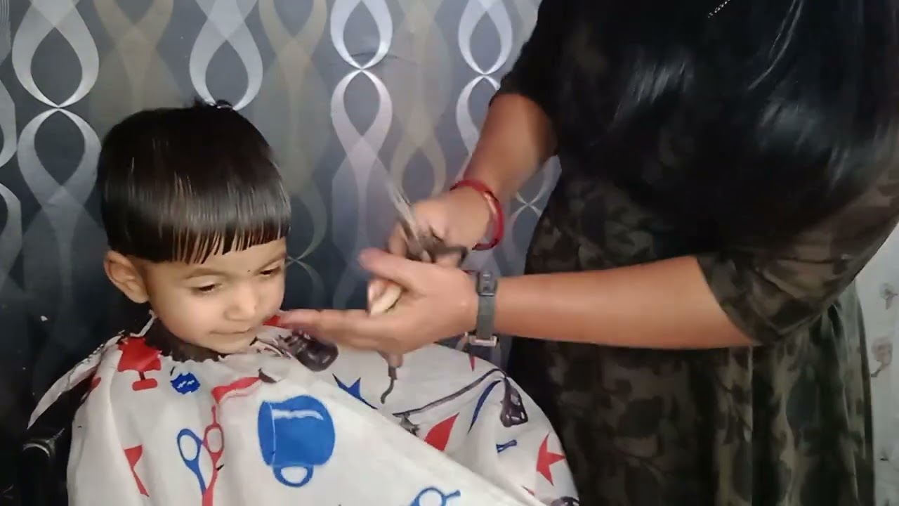 Round haircut School girl hair cutting / long to short hair cutting / हेयरकट करना सीखें baby girl