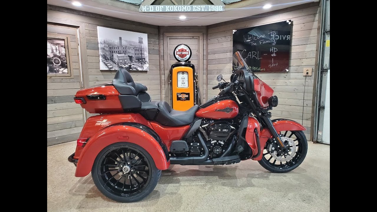 2025 Harley-Davidson Tri Glide Ultra FLHTCUTG - Whiskey Fire/Vivid Black.