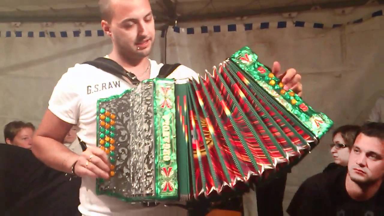 Mike da gaita a tocar uma cana verde em Pont A Mousson