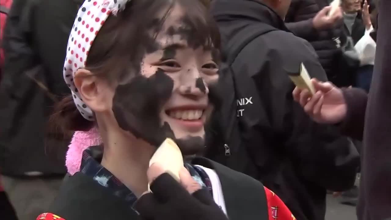 黒いほど縁起良し　大根を手に約４００人が墨で顔を塗りあう奇祭「すみつけ祭り」　大分県佐伯市で開催