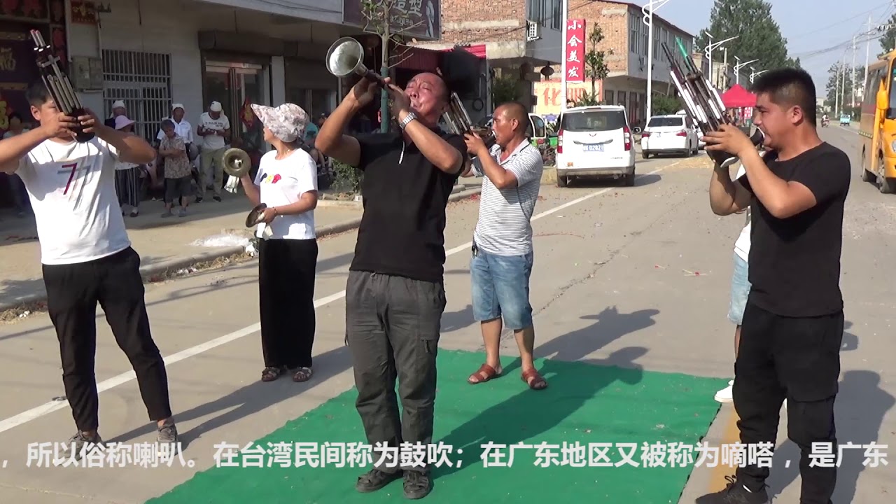 你见过吹着唢呐行大礼的吗？高人唢呐演奏《大悲曲》，听哭了！