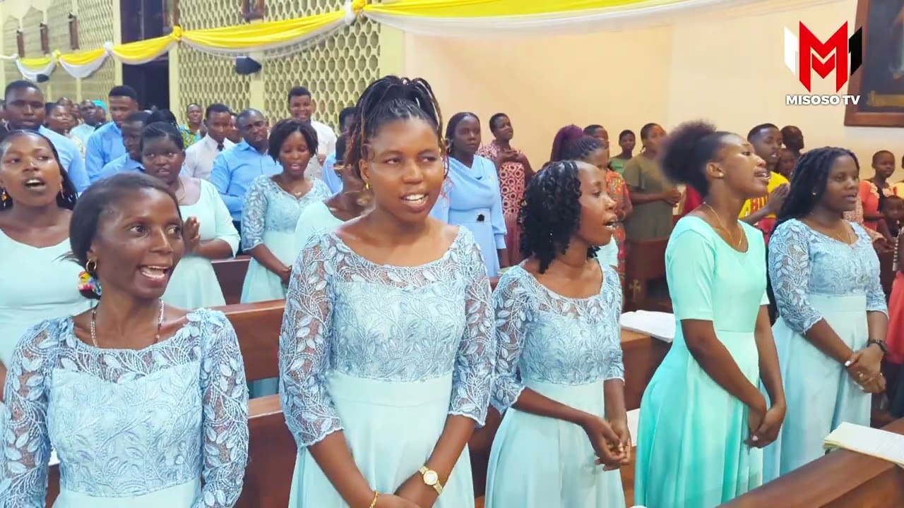 WAUMINI WA  PAROKIA YA MT.CLARA WA ASIZI MONGOLA NDEGE/ WASHEREKEA MKESHA WA MWAKAMPYA  