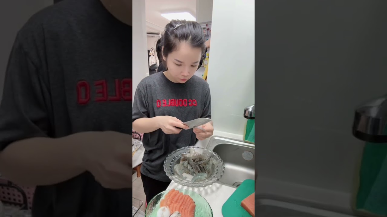 เข้าครัวทำกับข้าวให้คุณชายคะ กุ้งปลาหมึกปลาแซลมอน🦐🦑🍣น้ำจิ้มซีฟู๊ด🌶️🧄ผักแกล้ม🥬#เซฟมินตรา👩‍🦰