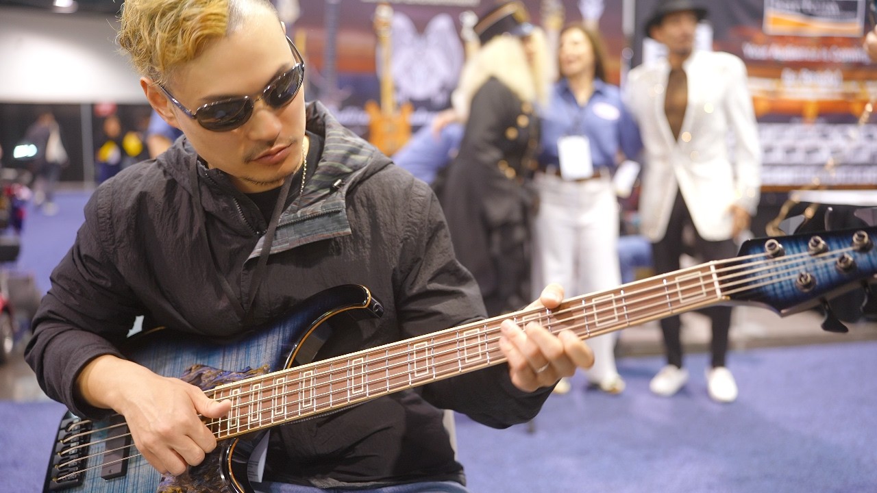 gurasanpark tries out Minamo Guitars S2 at NAMM 2026
