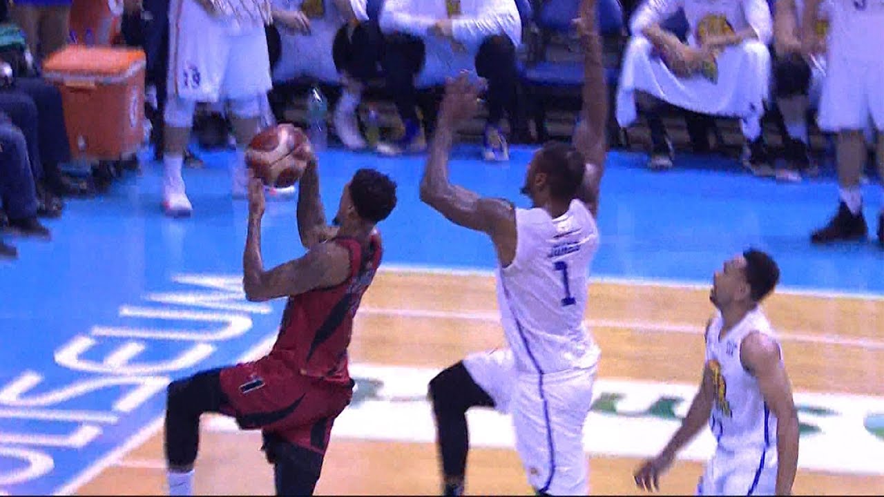 Terrence Jones with the chasedown block on Chris McCullough! | PBA Commissioner&rsquo;s Cup 2019 Finals