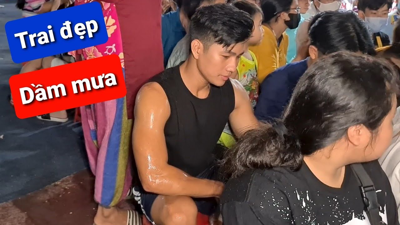 TRAI ĐẸP dầm mưa mua Bánh tráng trộn DIVA Cát Thy