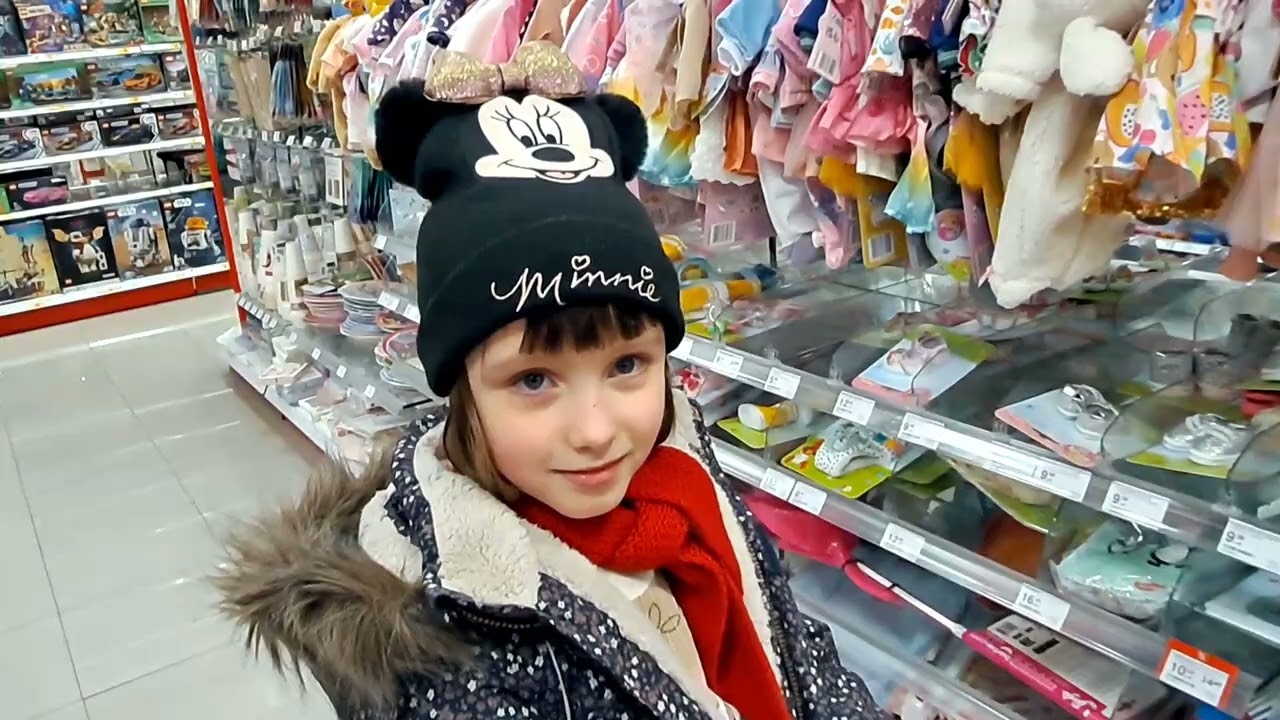 Аня с мамой на шоппинге