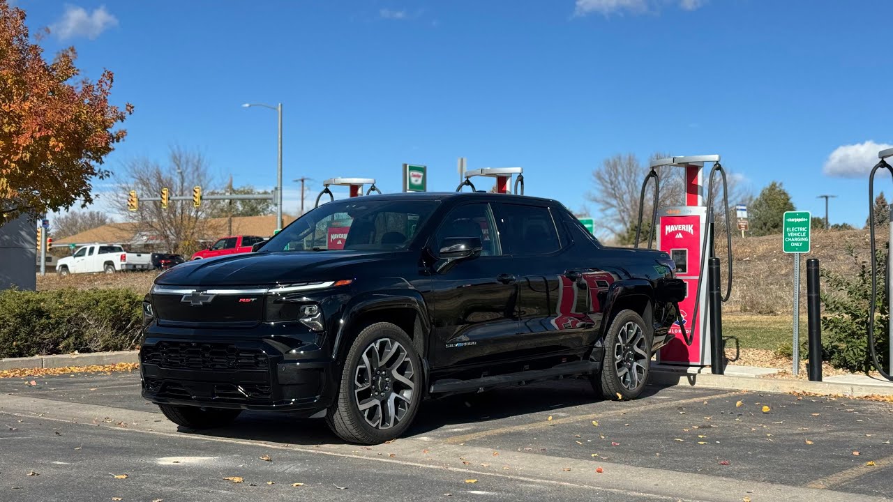 Вот как далеко проезжает Chevy Silverado EV RST в холодную и ветреную погоду на скоростях шоссе