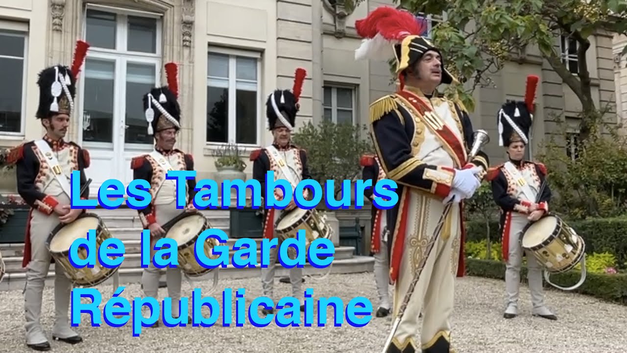 Батареи Первой Империи — Республиканская гвардия в наполеоновской форме.