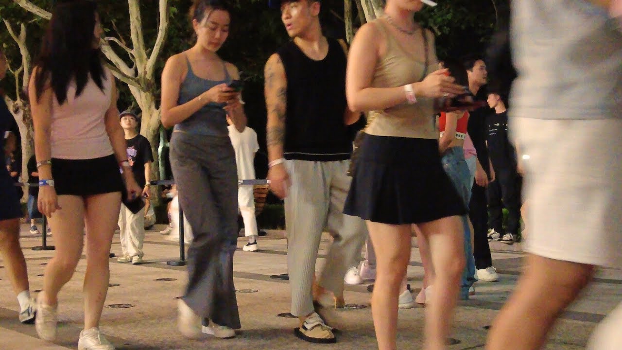 Уличная фотография ночной жизни Шанхая, в баре в парке так много красавиц