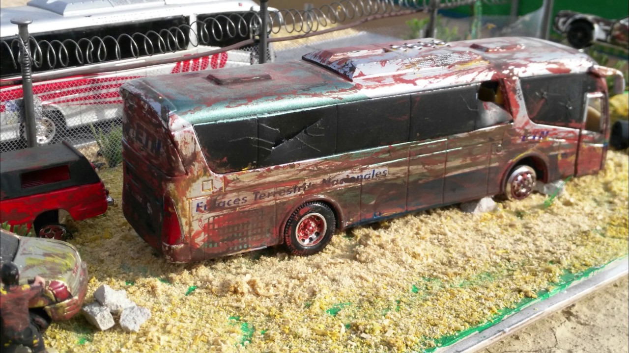 Diorama deshuesadero y autobús abandonado