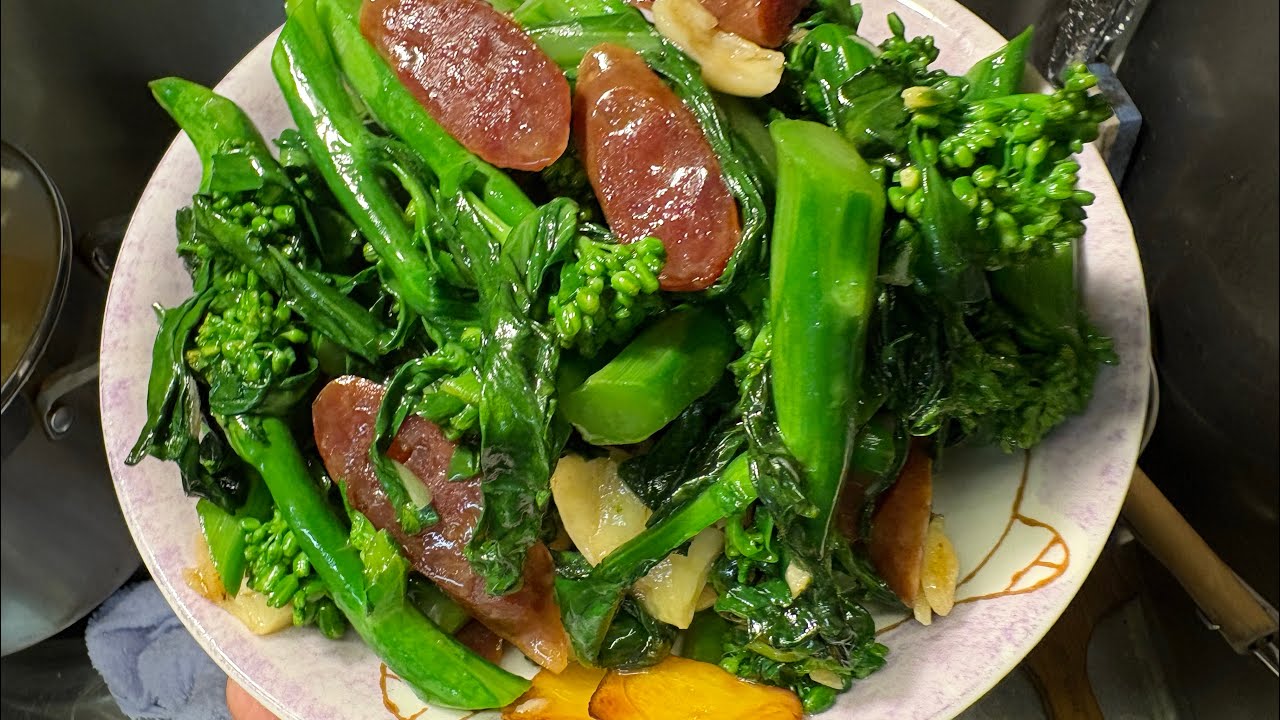 芥蘭炒臘腸😋￼