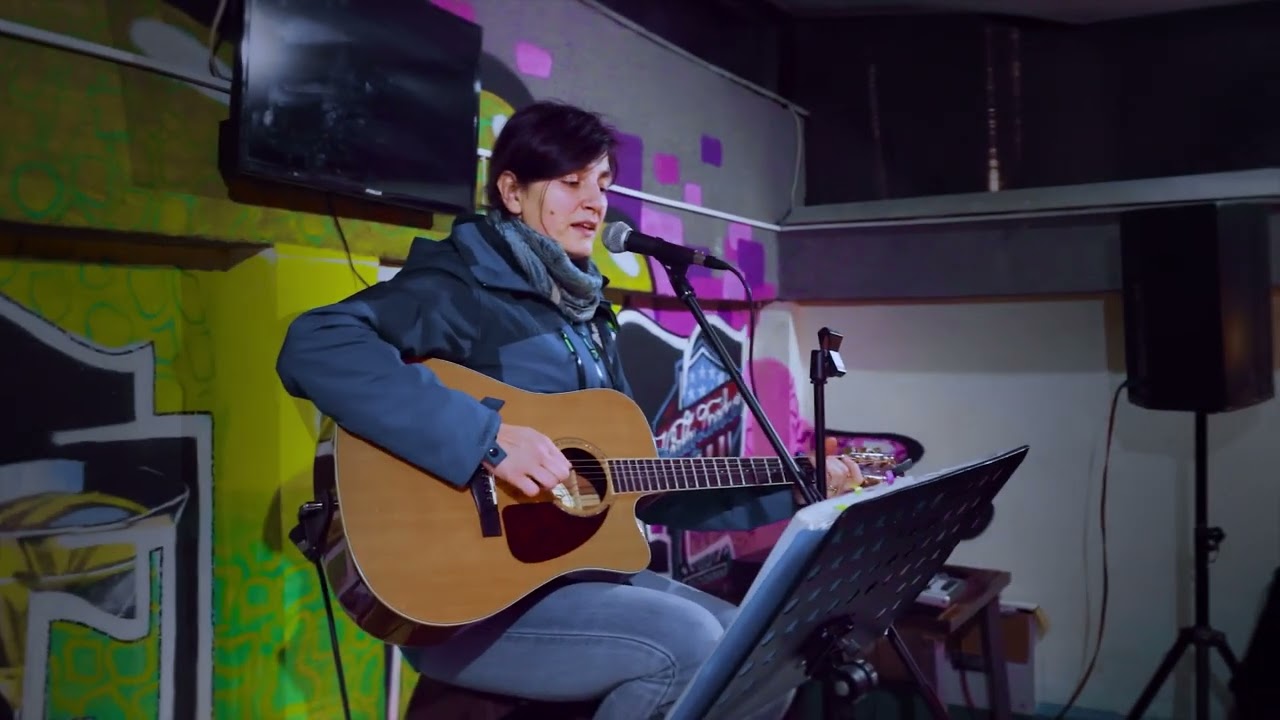 Ana Teodora - Merg cu pumnii stransi pe strada