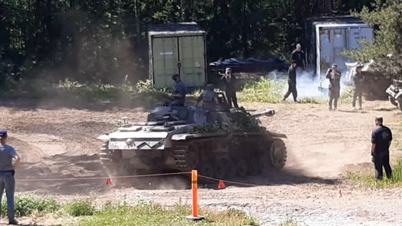 Finnish StuG III gets into position (Sturmi)