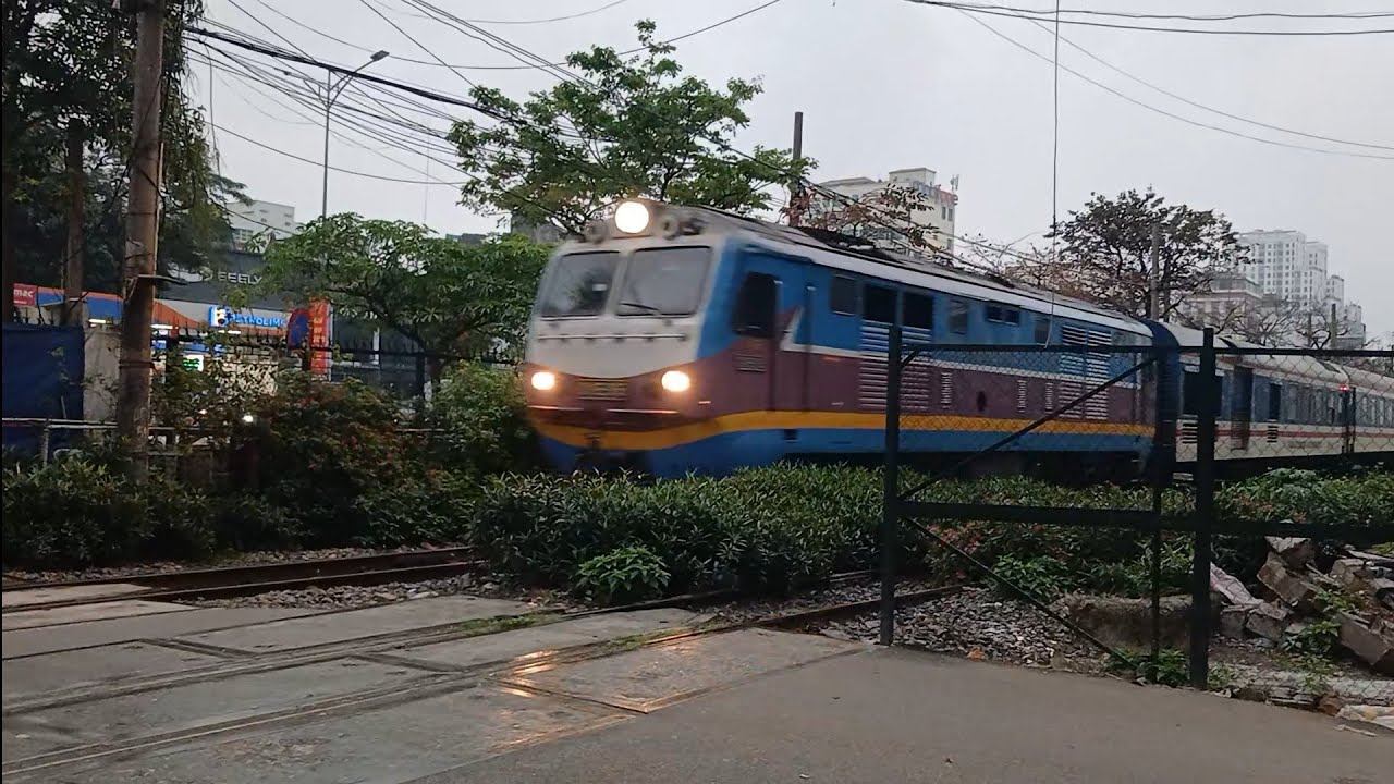 #36: D19E-965 kéo tàu SE2 qua chắn Định Công sau khi dừng tránh SE7 (06:27 ngày 08/03/2026)