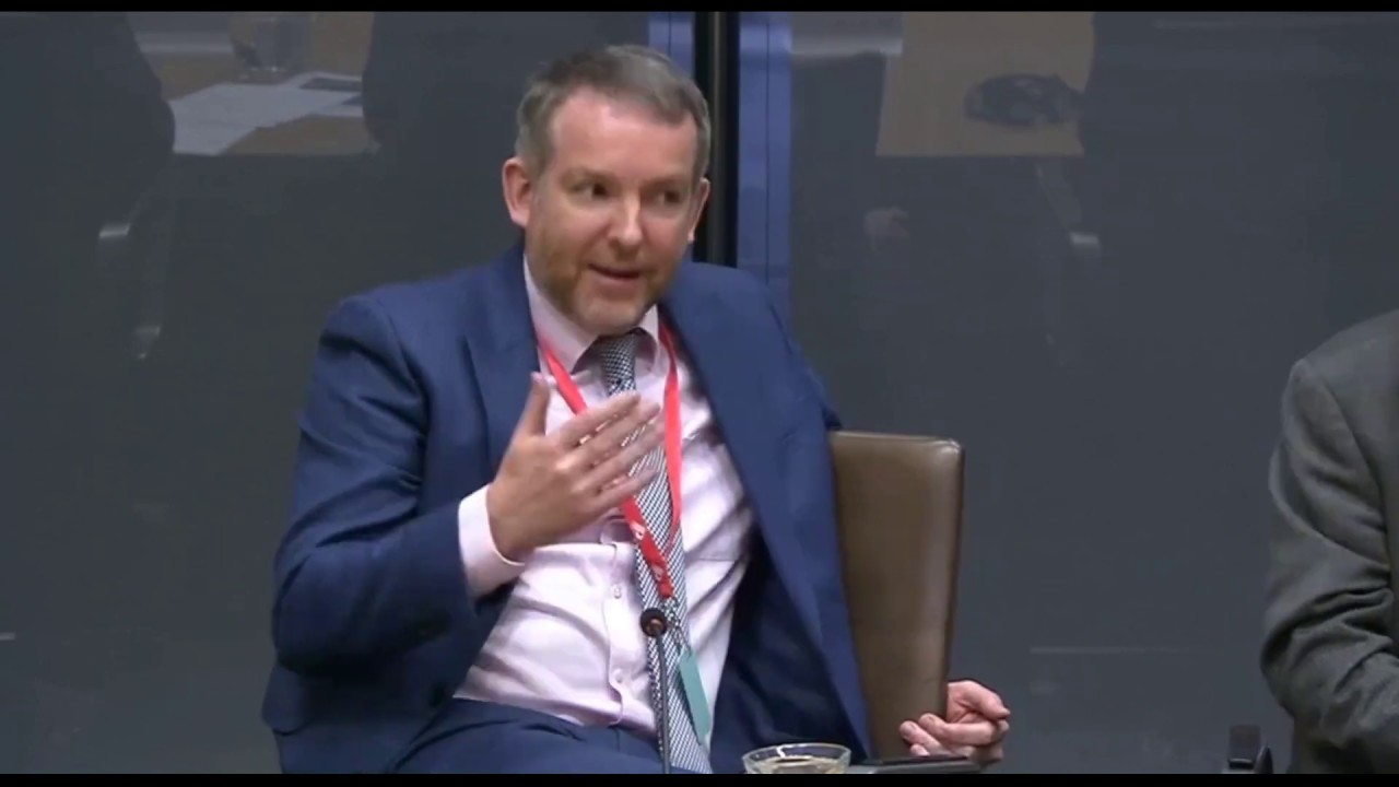 Pennaeth BBC Cymru yn gwneud ffŵl o'i hunan yn dadlau yn erbyn datganoli darlledu