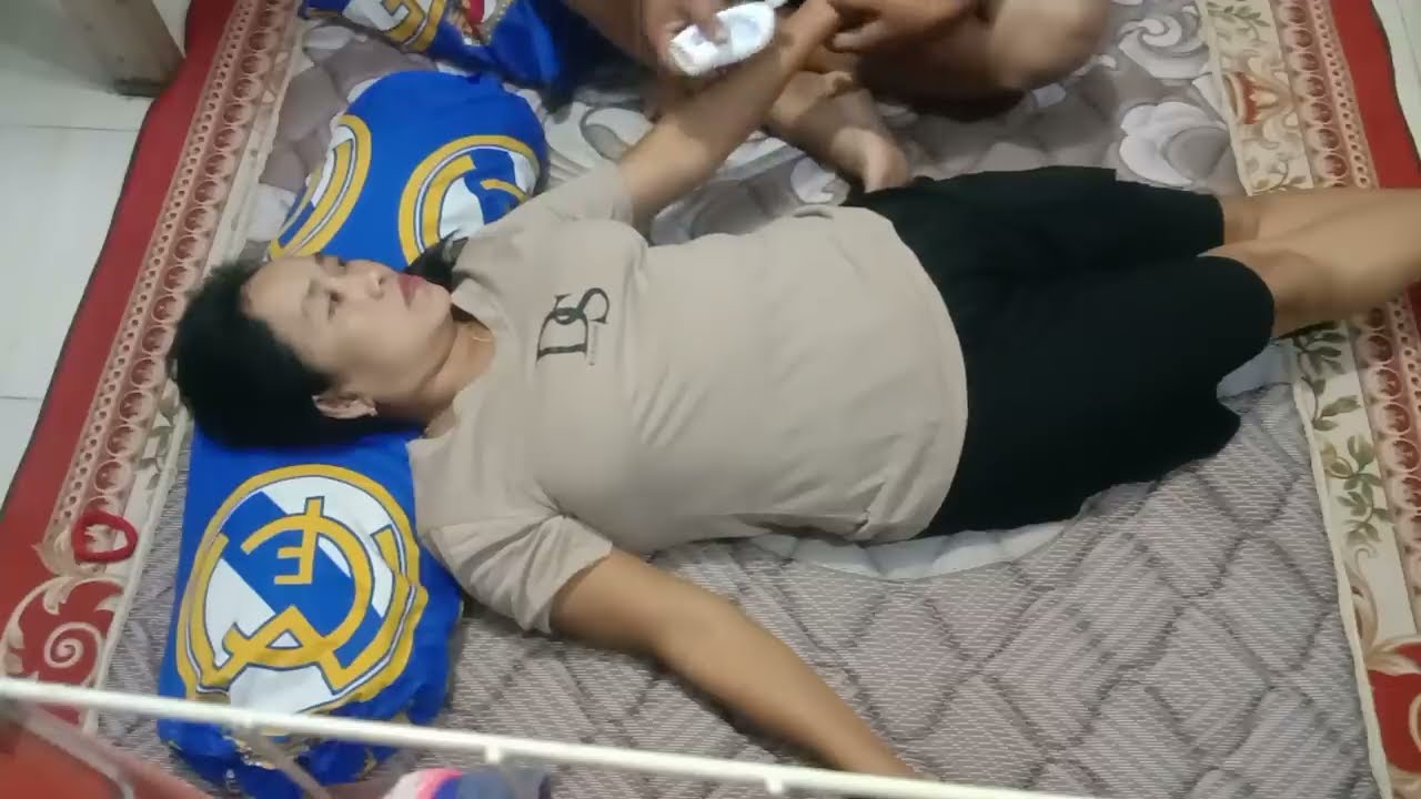 Badan terasa sakit semua, dipijat kameramen rasanya nyaman sekali
