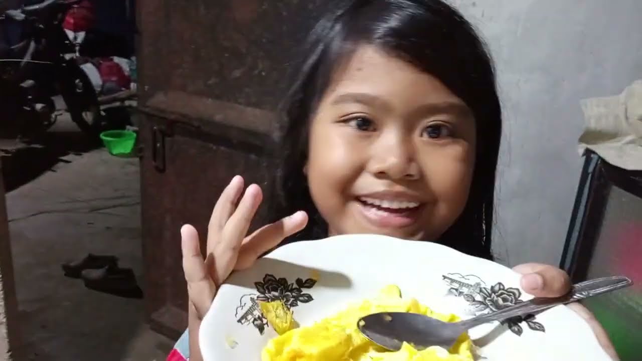Shanum sudah bisa nggoreng telor sendiri 