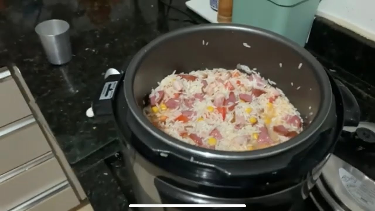 Arroz com bacon e calabresa, carreteiro, panela de pressão elétrica ELGIN