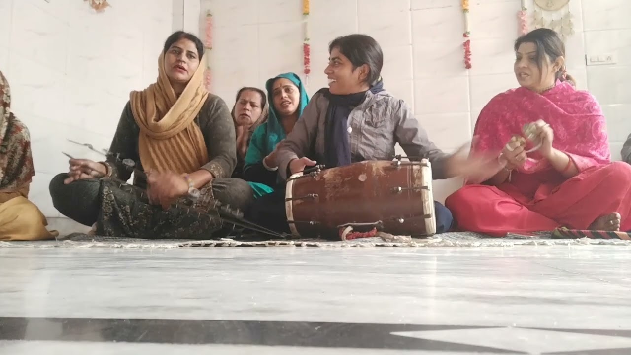सज धज कर बैठी मां और मंद मंद मुस्कान आओ नजर उतारे मैया की मेरी मां को नजर ना लग जाए 🙏🙏🙏🙏