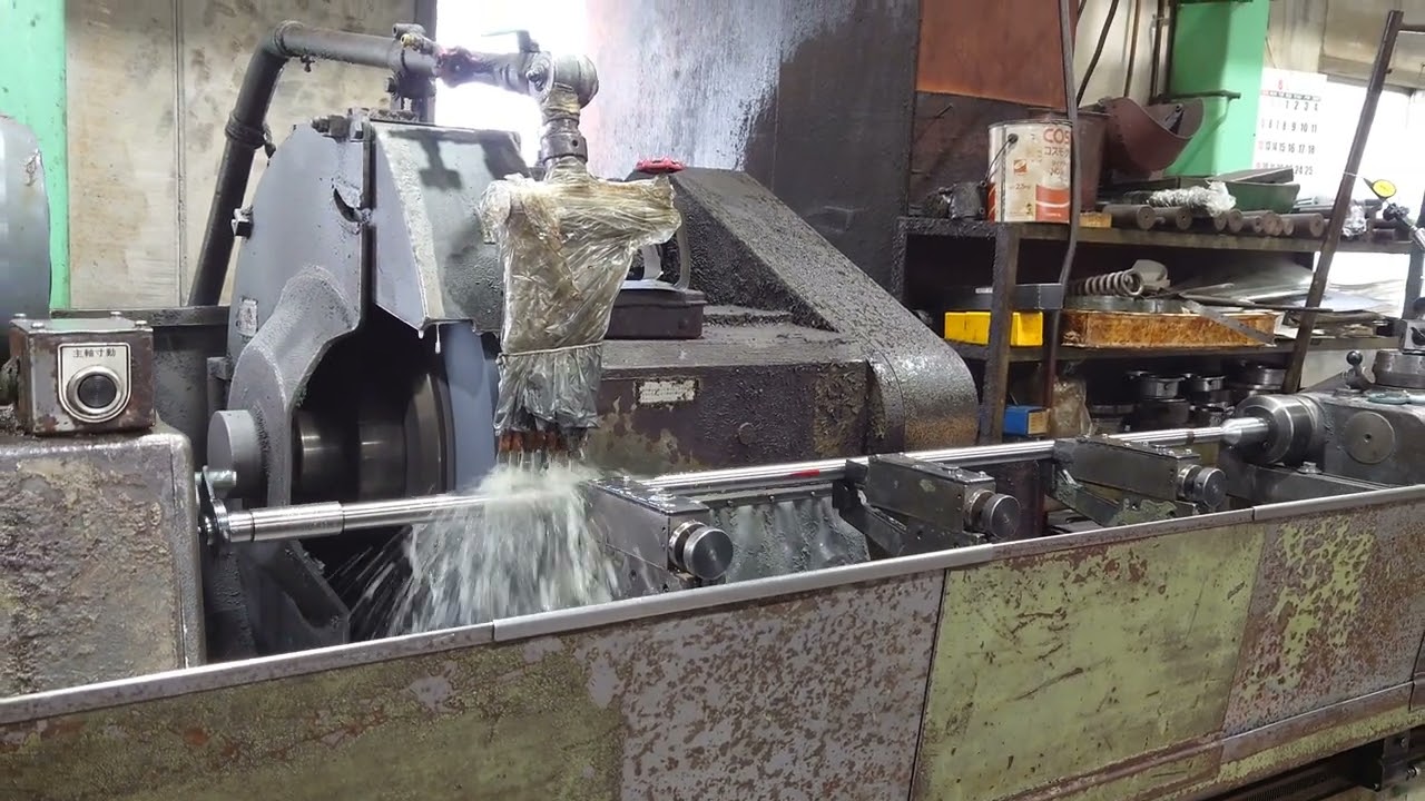 &phi;28の軸を研磨します。有限会社城東精機