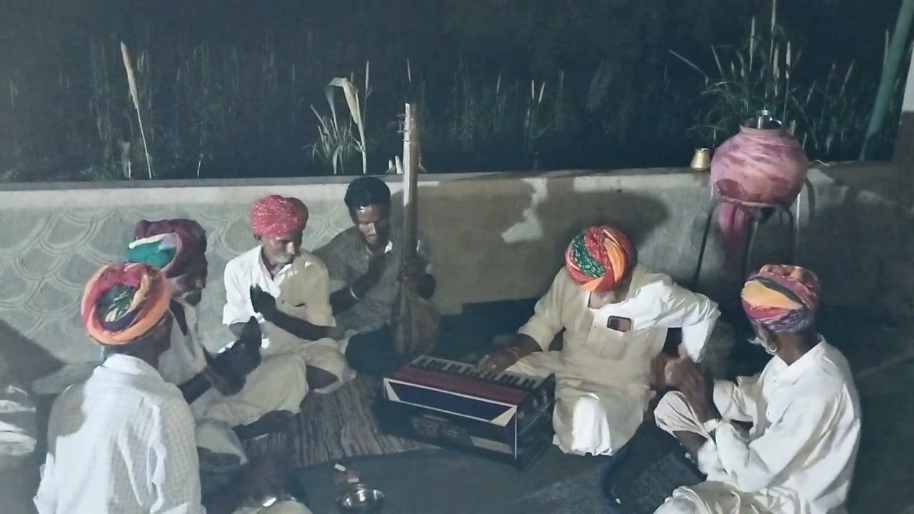 देसी वीणा भजन गायक सुरेश कुमार हारमुनियम पर चतरा राम घड़ाई अगरा राम फोटाराम गुणेशा राम @ youtbe, com