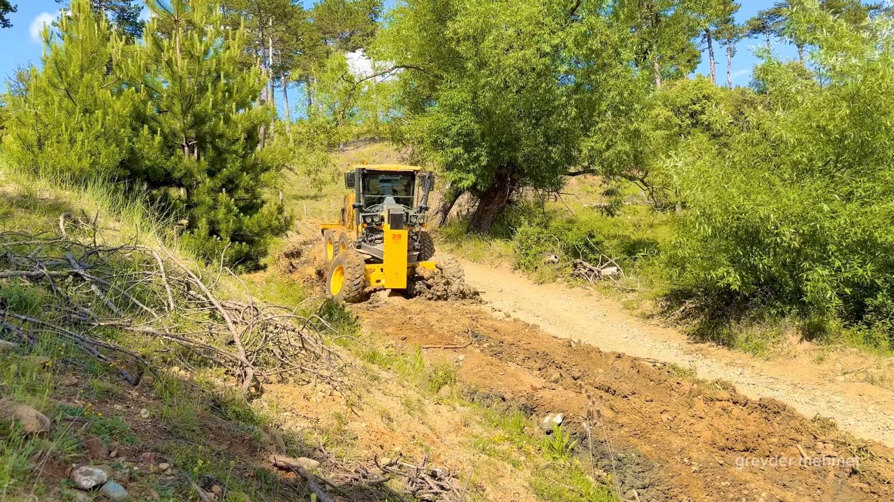 Как грейдер John Deere 670 GP ремонтирует болото на дороге? 