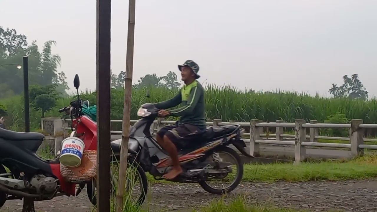 Menik mati suasana pagi, sebelum puasa.